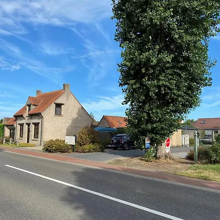 In Near The Beach, Cleaning Included Hébergement de vacances *